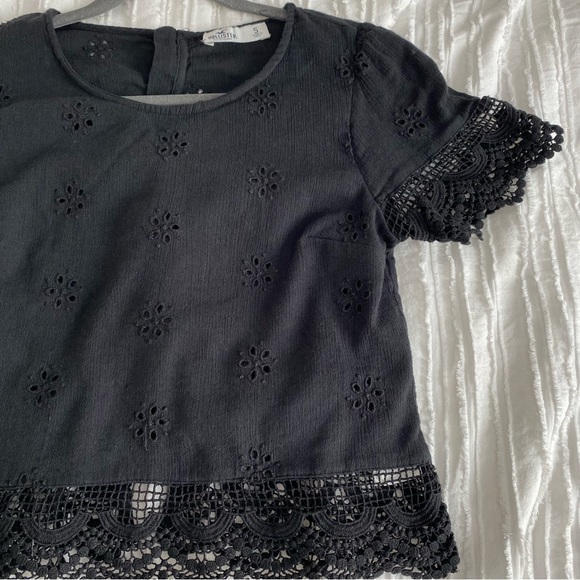 Hollister Black Lace Eyelet Boho Short Sleeve Top Size Small - Picture 2 of 8
